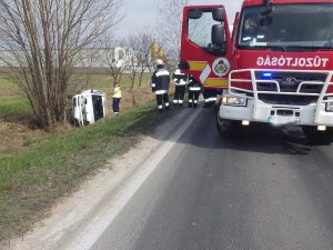 Árokban landolt az autó Székesfehérváron - Képgalériával