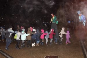 Telet ûzõ maskarás bábégetés Oroszlányon