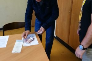 Rendõrnek adta ki magát az oroszlányi csaló és társa