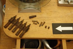 Éles lõszerek egy oroszlányi lakásban - A rendõrség befejezte a vizsgálatot