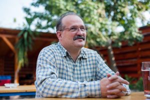 "Tudjuk, mi az, amit tisztelnünk kell" Interjú Csík Jánossal, a Csík zenekar vezetõjével