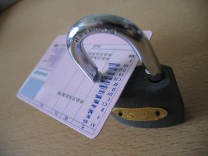 Jogosítvány nélkül vezetett