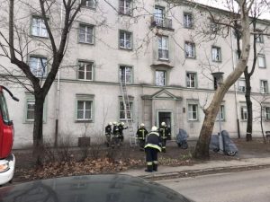 Tûzoltók segítségével jutottak be a rendõrök a lakásba - Videóval