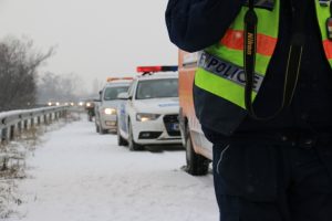 Hófúvások és csúszós utak nehezítik a közlekedést