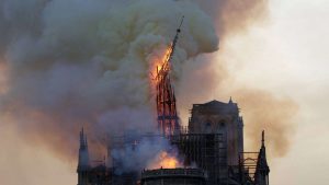 Hajnalra sikerült eloltani a Notre-Dame-ot pusztító tüzet, az épület szerkezete megmenekült