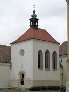 Bemutatjuk a város gótikus mûemlékét a középkorból: a Szent Anna-kápolna