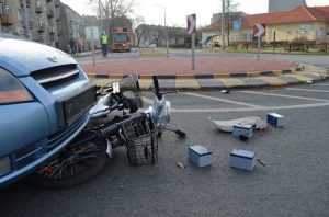 Elektromos kerékpárost ütöttek el a körforgalomban