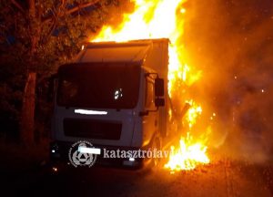 Teherautó rakománya égett Tatabányán - Képekkel