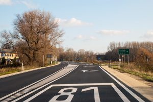 Az államtitkár szerint már döntöttek a 81-es út négysávúsításáról