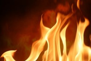 Kiégett egy gépkocsi motortere Kisbér és Vérteskethely között