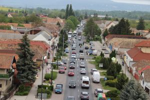 Polgármesterek, cégvezetõk az elkerülõ út mellett