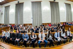 Hetvenhat diák részesül ösztöndíjban