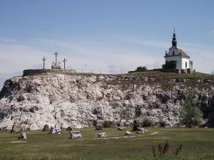 Különleges látnivalók és kirándulóhely környékünkön: Tatai Kálvária-domb Természetvédelmi Terület