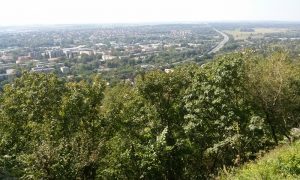 Mélygarázs és szolgáltató ház épül