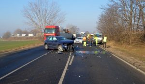 A záróvonal ellenére akart megfordulni a 81-es fõúton - Képekkel