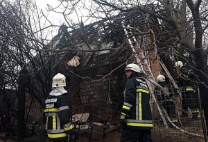 Lakóház tetõszerkezete égett Csókakõn
