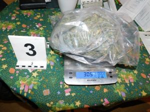 Vásárlás közben fogták el a fogyasztót és a dílert a rendõrök Oroszlányban - Videóval