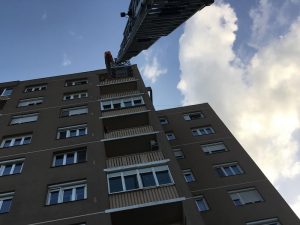 Erkélyen át hozták le a sérültet a tûzoltók Székesfehérváron