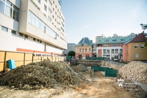 Letették a város elsõ parkolóházának alapkövét