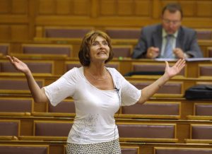 Egy keresztényüldözõ ne próbálgassa magára az üldözött keresztény szerepét - Válasz Lendvai Ildikó kérdésére