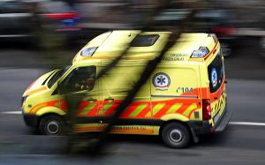 Villanyoszlopnak csapódott egy autó Környén