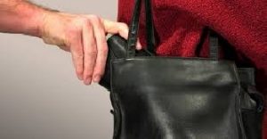 Visszaszerezte ellopott táskáját