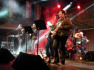 Szabadtéri buli a Tutti Zenekarral Móron