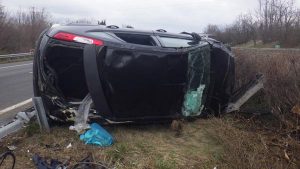 Zöldsávban landolt egy autó az M7-esen - Képekkel