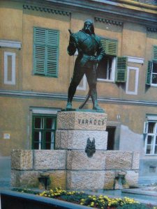 Ismeri a székesfehérvári Belváros nevezetességeit? - Varkocs szobor