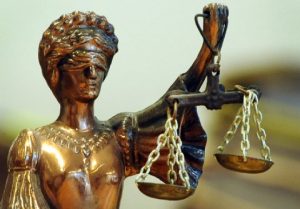 Meg akarta ölni, ezért baltával támadt alvó barátnõjére