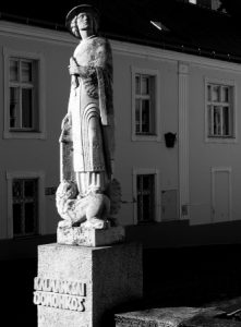 Ezt ismeri? Kálmáncsehi Domonkos szobra Székesfehérvár belvárosában