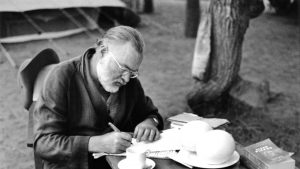 Újságíróból haditudósító, katonából Nobel-díjas író