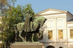 Székesfehérvár nevezetességei: Szent István lovasszobra - nagy vita volt elhelyezésérõl...