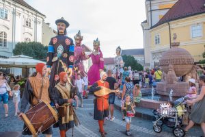 Találkozás a koronázó püspökökkel és érsekekkel az óriásbáb vonulás után
