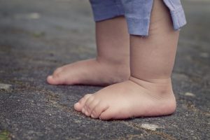 Le a cipõkkel: Ha mezítláb vagyunk, azzal agyunk fejlõdését segítjük