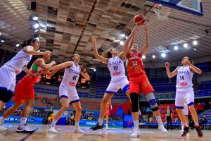 DÖBBENET: EGY LÉPÉSRE AZ OLIMPIAI SELEJTEZÕTÕL A NÕI KOSÁRVÁLOGATOTT