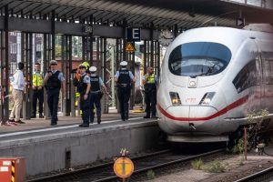 Vonat elé löktek egy anyát gyermekével Frankfurtban