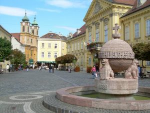 A székesfehérvári Belváros látnivalóiból válogattunk: a Városház tér szépségei