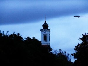TETÕZIK A HÕSÉG, VASÁRNAP FRONT ÉRKEZIK