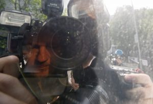 Lebukott, hogy rejtett kamerával kukkolta vendégeit