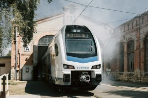 Kigördült az elsõ KISS emeletes motorvonat
