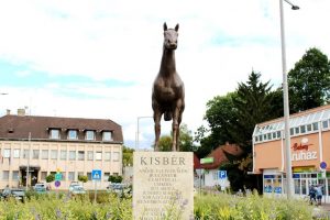 Felavatták Kisbér szobrát