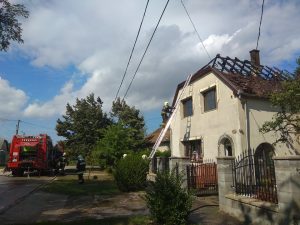 Teljesen leégett egy családi ház tetőszerkezete Tatabányán