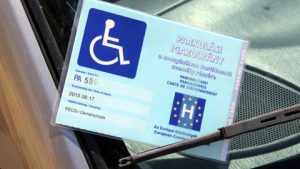 Fontos könnyítés jön a rokkantkártyás parkolásnál