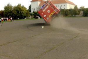 Felborult egy tűzoltóautó a diákoknak tartott váci bemutatón, három tűzoltó megsérült