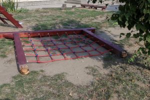 Borzalmas tragédia történt a csányi óvodában: meghalt egy kislány, akire rádőlt a mászóka