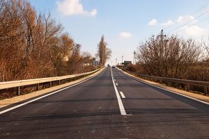 Autóbusz és kisteherautó karambolja a 81-as úton Mórnál