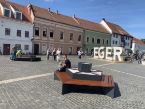 Új utcabútorok érkeztek a Dobó térre