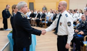 Oroszlányi rendőr lett az év iskolarendőre Komárom-Esztergom megyében