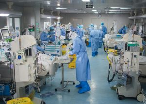Egyetemista önkéntes írása egy Covid-osztály vörös zónájában